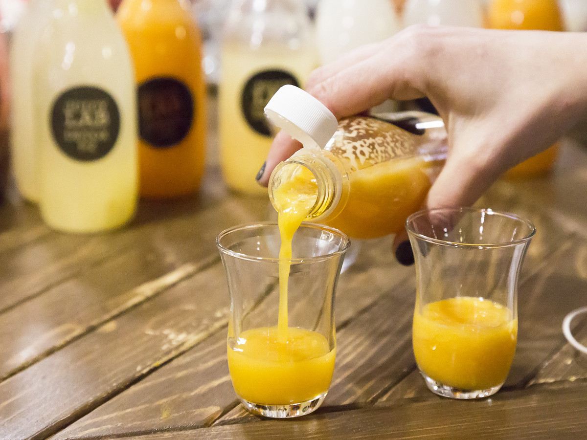 Сок при холецистите. Свежевыжатый апельсиновый сок. Апельсиновый сок на деревянном столе. Апельсиновый сок кислый. Жидкая диета.