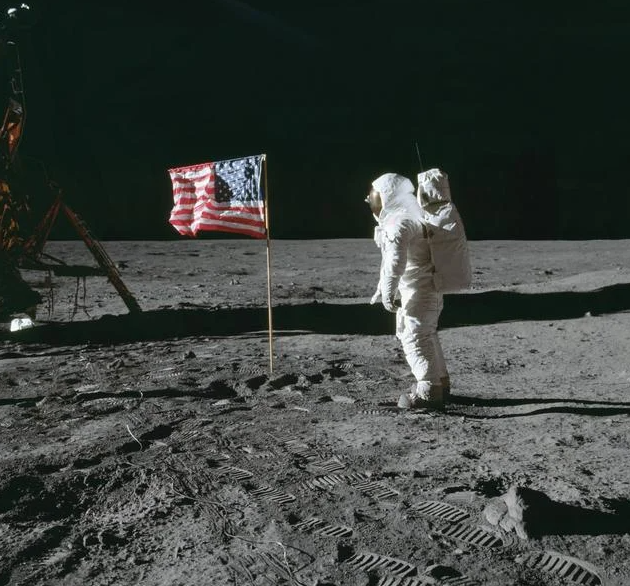 ”NASA – идиоты?”: Тайсон ответил на теорию заговора о высадке на Луну - фото 2 ”NASA – идиоты?”: Тайсон ответил на теорию заговора о высадке на Луну - фото 2