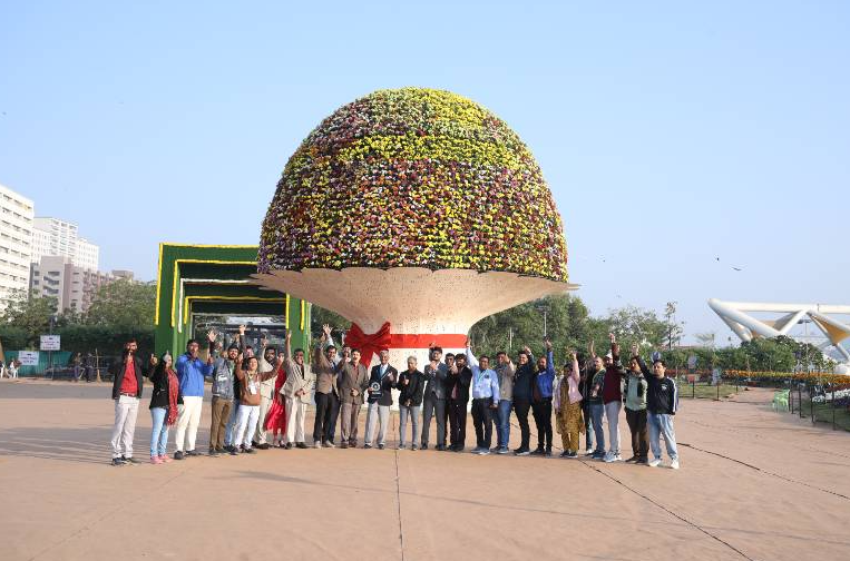 Як виглядає найбільший букет у світі: підняти руками його неможливо (ФОТО) - фото 2
