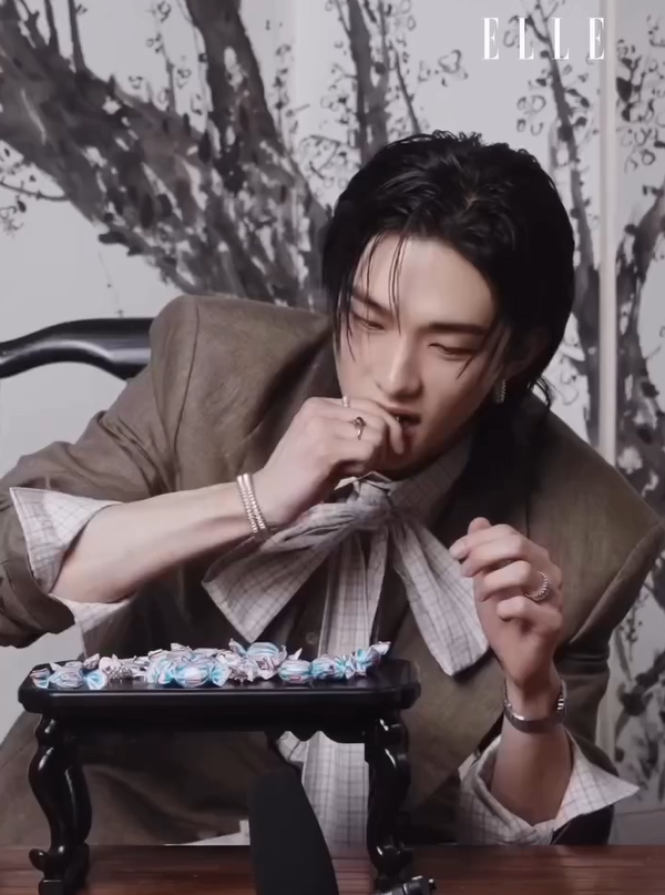 K-pop звезда Хенджин попробовал украинские конфеты во время рекламы Cartier (ВИДЕО) - фото 2