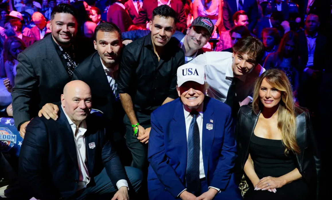 Мелания поразила эффектным платьем с декольте на дне рождения Трампа (ФОТО) - фото 2 Мелания поразила эффектным платьем с декольте на дне рождения Трампа (ФОТО) - фото 2