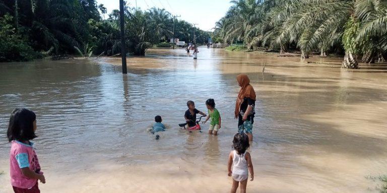 Индонезию накрыли масштабные наводнения: стихия уносит жизни людей (ФОТО)  - фото 2