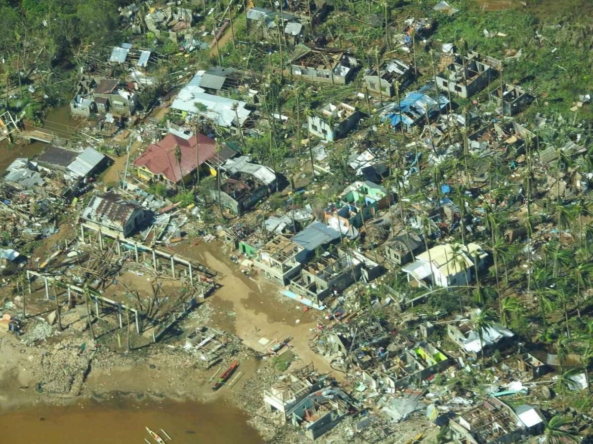На Филиппинах увеличилось число жертв супертайфуна: стихия превратила населённые пункты в руины (ФОТО)  - фото 3