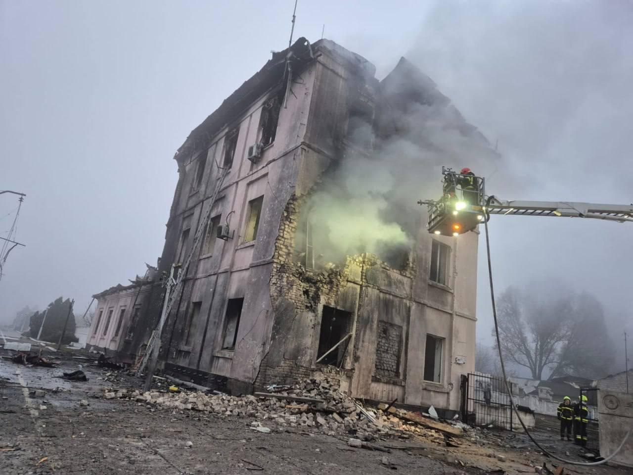 Массированный удар по Днепропетровщине: люди оказались под завалами - фото 2