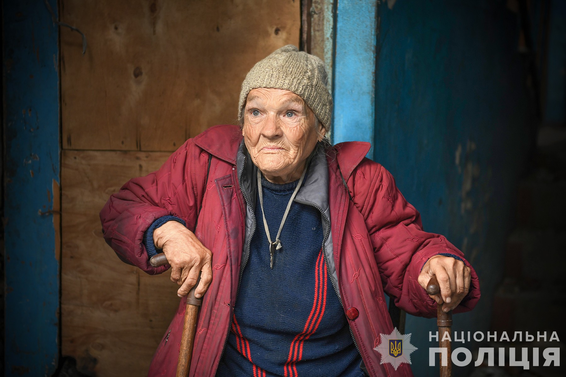 Бабуся залишилася сама в недобитому багатоквартирному будинку на Запоріжжі - фото 5