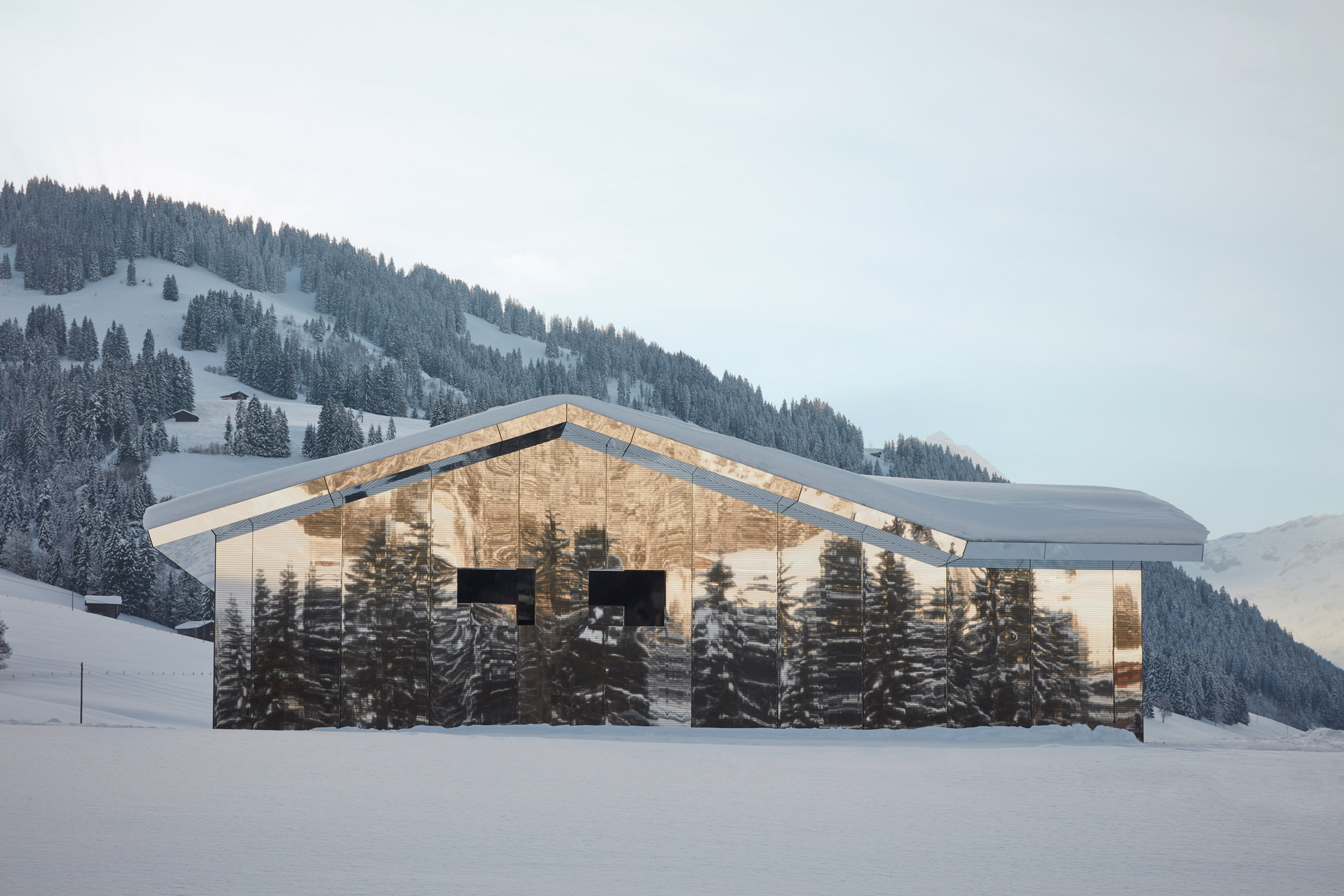 Неймовірно: в Альпах побудували будинок, який відображає зміну пір року (відео) - фото 5