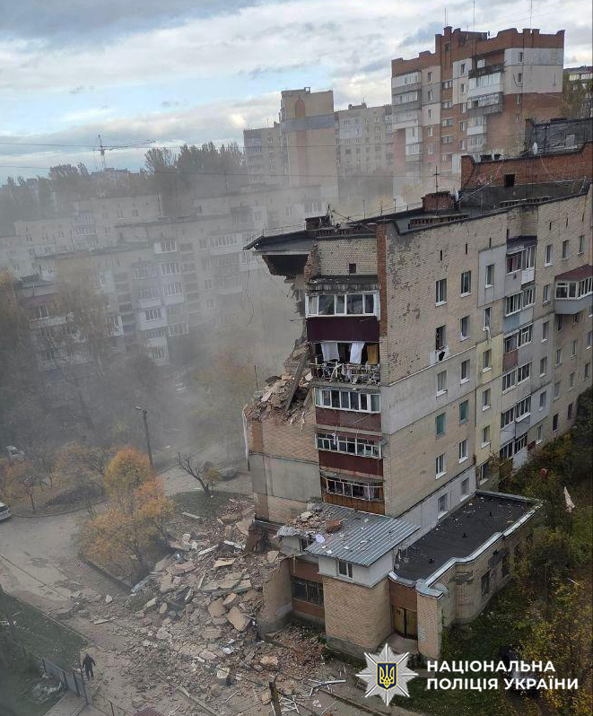 У багатоповерхівці у Хмельницькому пролунав вибух: наслідки жахливі (ФОТО) (ОНОВЛЕНО) - фото 2 У багатоповерхівці у Хмельницькому пролунав вибух: наслідки жахливі (ФОТО) (ОНОВЛЕНО) - фото 2