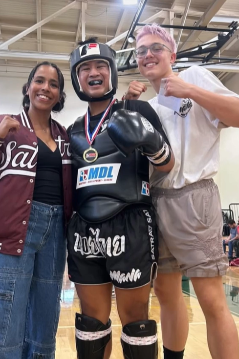 17-річний син Анджеліни Джолі пофарбував волосся у рожевий колір: як виглядає (ФОТО) - фото 2 17-річний син Анджеліни Джолі пофарбував волосся у рожевий колір: як виглядає (ФОТО) - фото 2