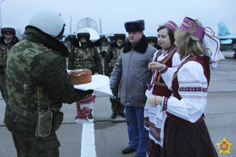В Беларусь прибыли российские бомбардировщики Су-34: показали, как их встречали (ФОТО) - фото 5