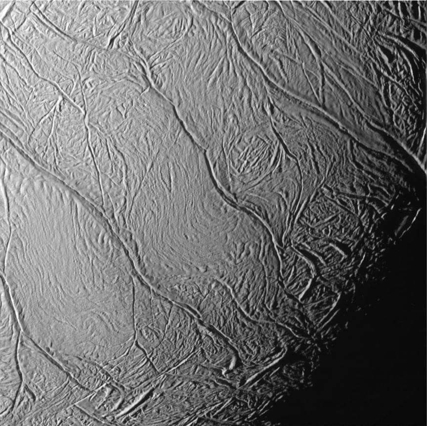 Похож на тигра: ученые NASA запечатлели удивительную особенность спутника Сатурна (ФОТО)  - фото 2