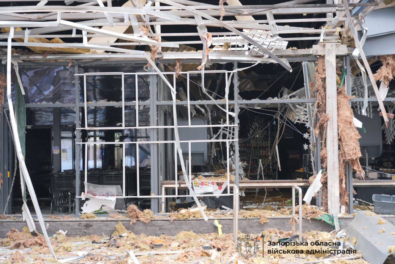 Удар по Запорожью: россияне атаковали жилой район, ранены (ФОТО, ВИДЕО) - фото 2 Удар по Запорожью: россияне атаковали жилой район, ранены (ФОТО, ВИДЕО) - фото 2