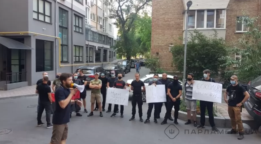 Активисты провели акцию протеста у дома скандального судьи Соколова, — СМИ - фото 2
