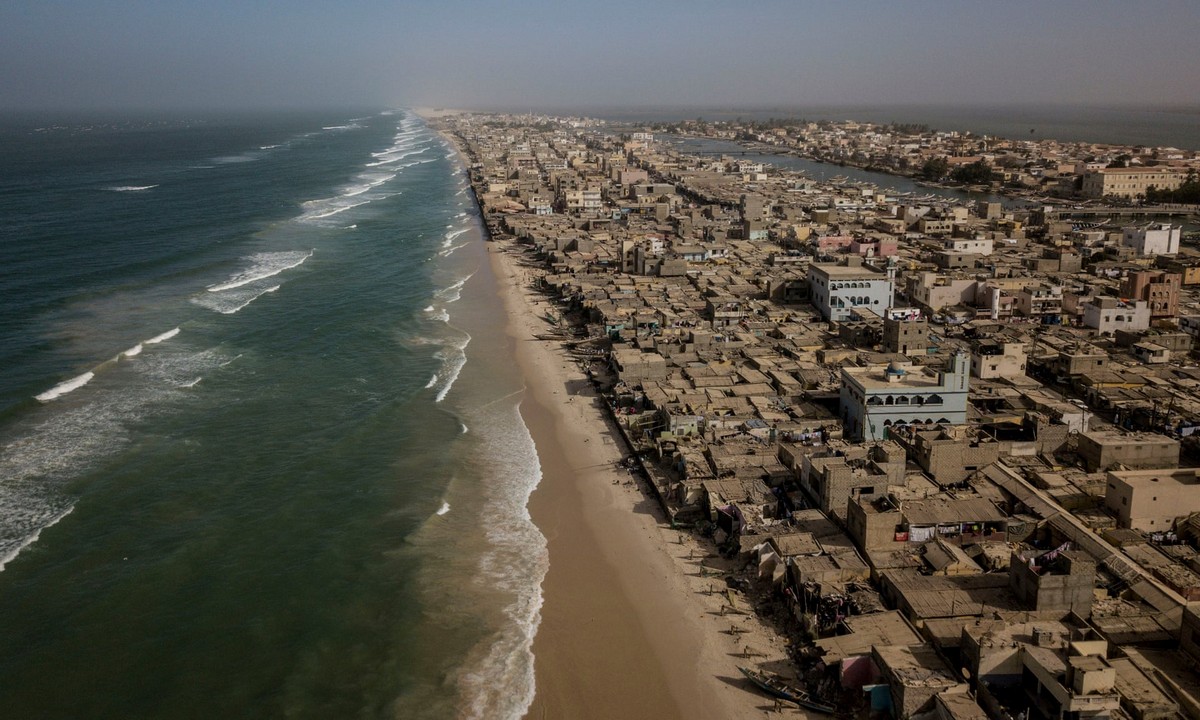 Фоторепортаж: африканське місто Сен-Луї поглинається океаном - фото 2