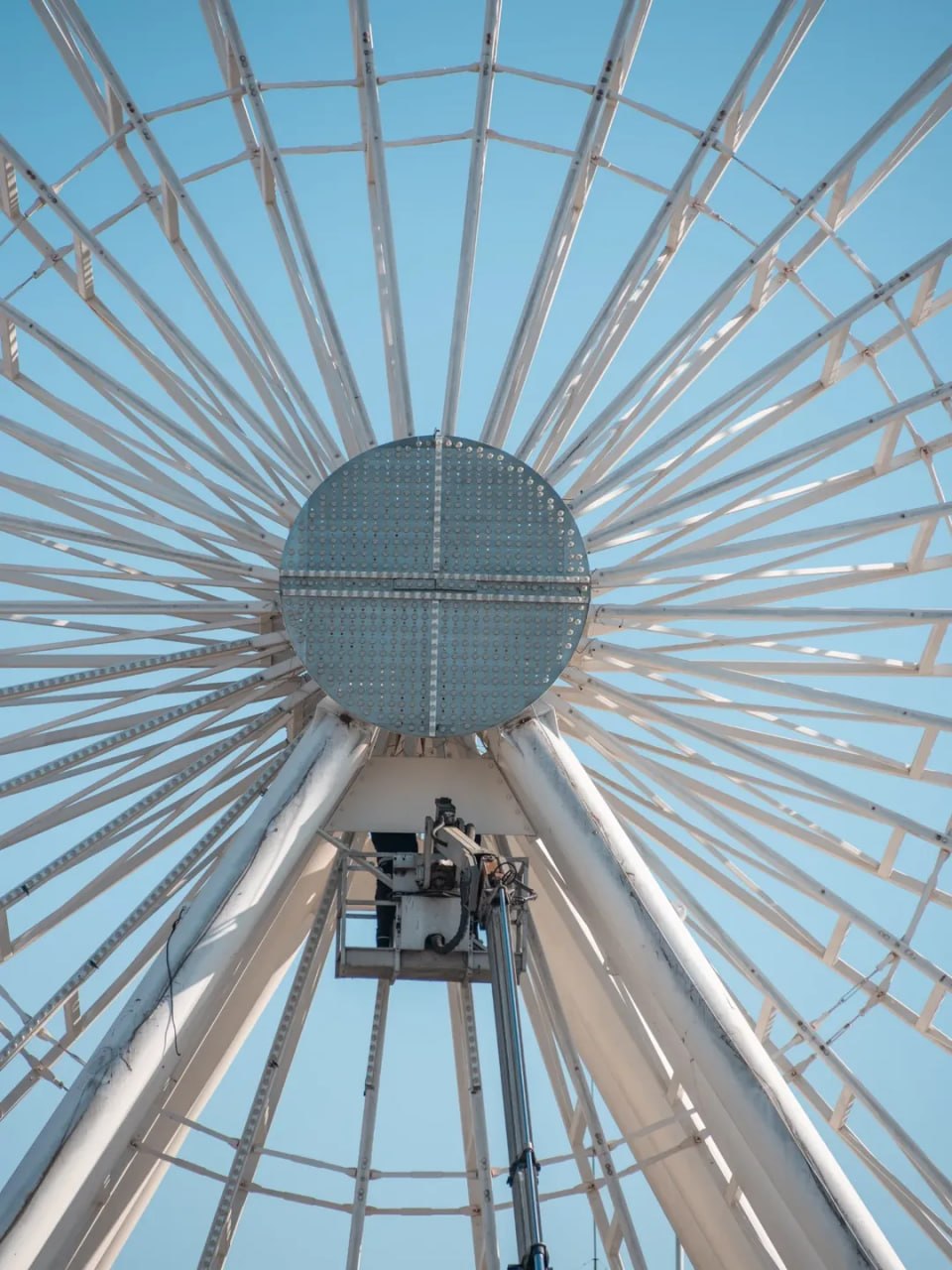 Контрактовая площадь без панорамы: владелец демонтирует аварийное колесо обозрения - фото 2