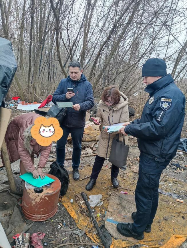 Семья с пятью детьми жила в посадке: дети ничего не ели и спали на земле - фото 4