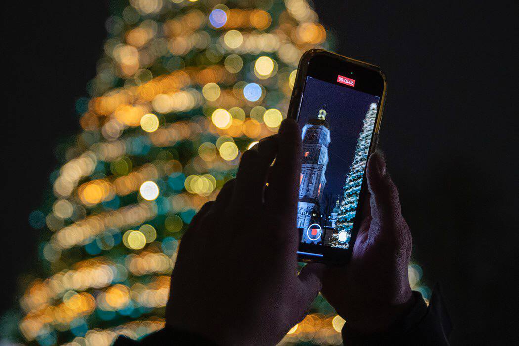 В Киеве открыли главную новогоднюю елку: сколько игрушек пошло на 16-метровое дерево  - фото 2