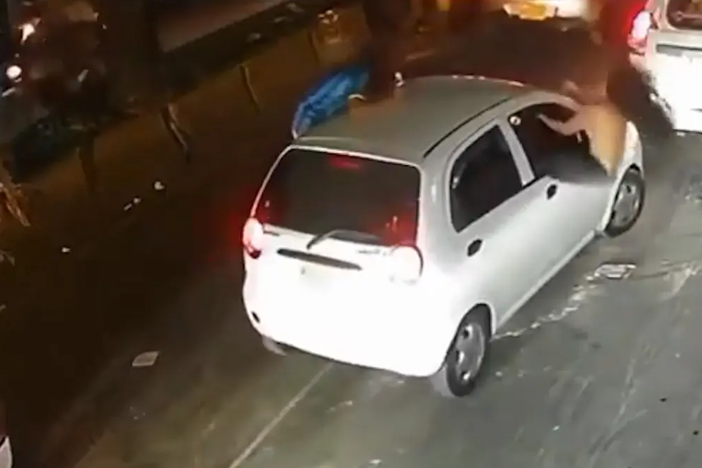 Сняла лифчик и выпала из авто: колумбийская фанатка оконфузилась на ЧМ-2026 (ФОТО) - фото 2 Сняла лифчик и выпала из авто: колумбийская фанатка оконфузилась на ЧМ-2026 (ФОТО) - фото 2
