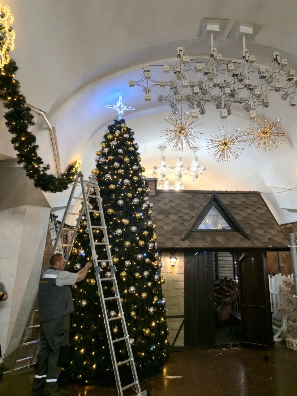 Харків почали прикрашати до зимових свят (ФОТО) - фото 2