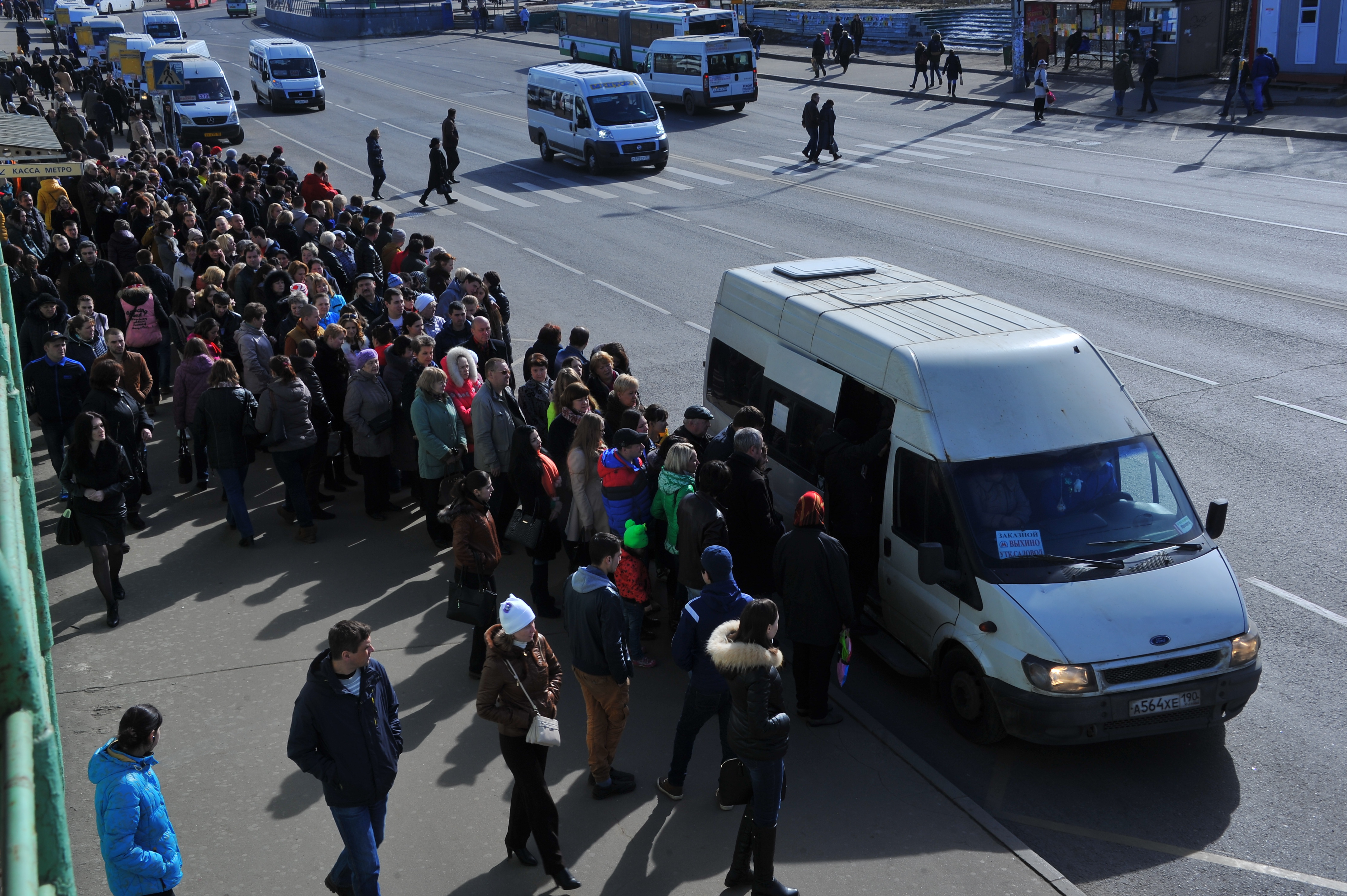 Много народу в автобусе. Очередь на остановке. Очередь на маршрутку. Очередь намавтобкм в Москве. Очередь на автобус.