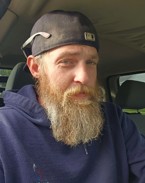 Мужчина 20 лет отращивал бороду, а потом сбрил ее: как он выглядит - фото 2 Мужчина 20 лет отращивал бороду, а потом сбрил ее: как он выглядит - фото 2