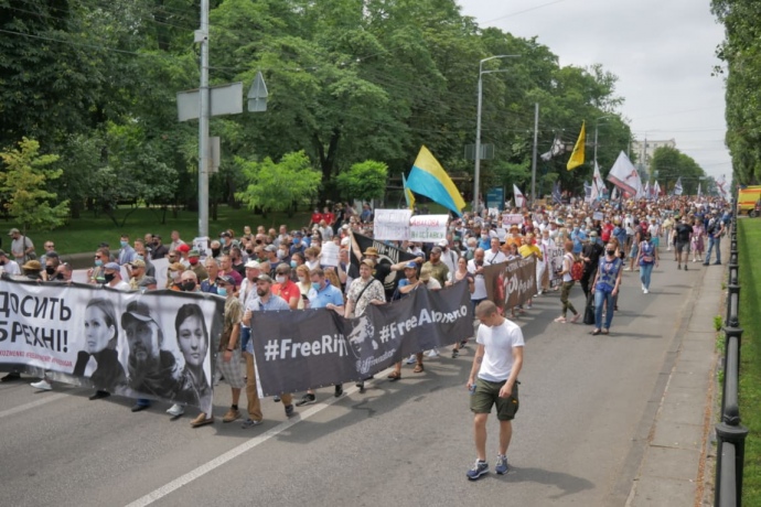 ФОТОФАКТ: Тысячи людей вышли в центр Киева в поддержку подозреваемых по делу Шеремета - фото 9