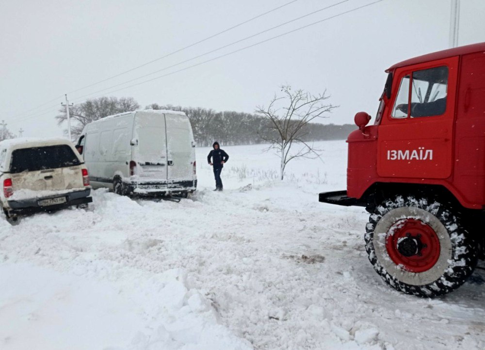Цілодобові снігопади в Одесі: як місто справляється з негодою (ФОТО, ВІДЕО) - фото 16