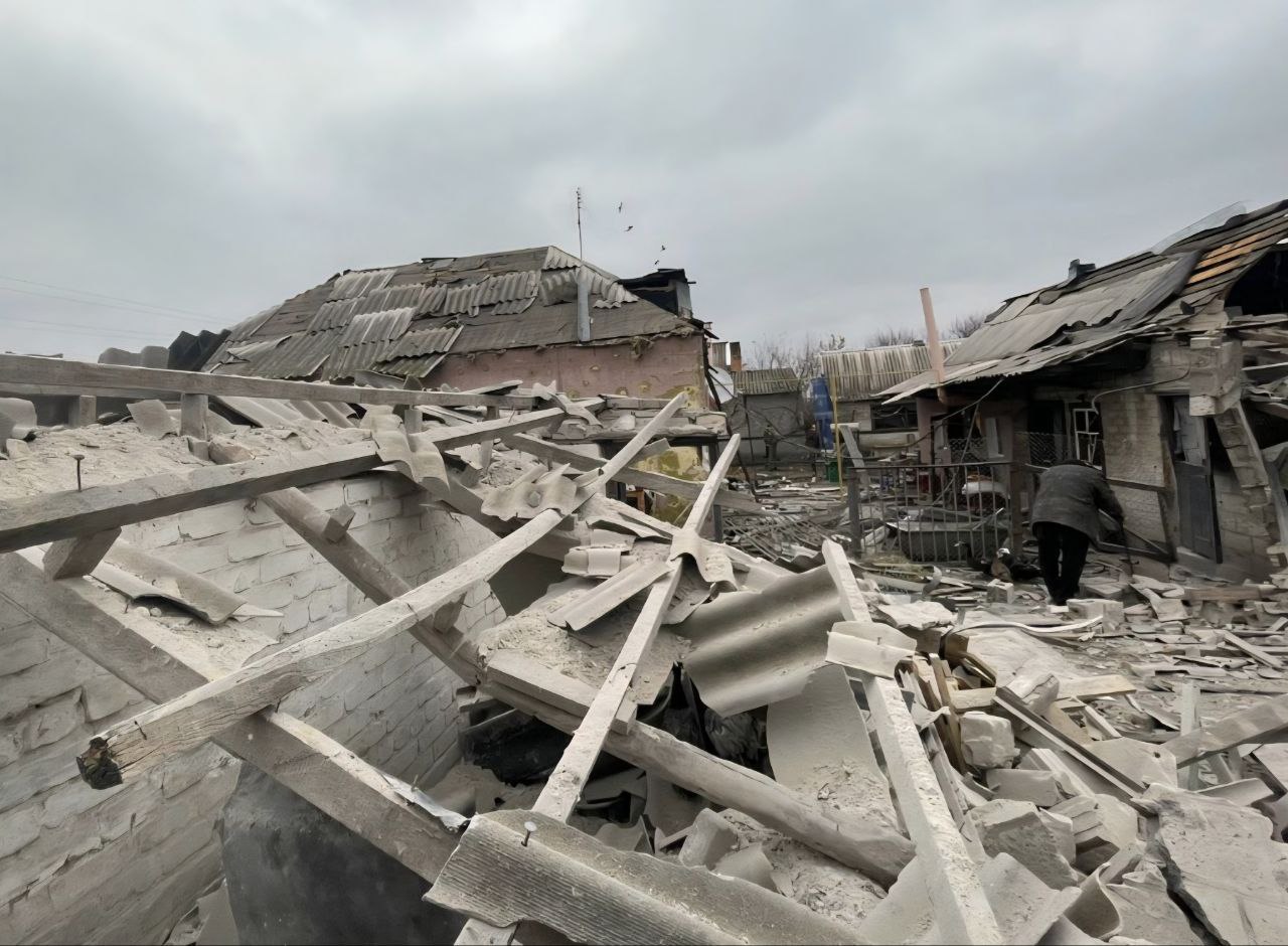 Масована атака по Дніпру зруйнувала інфраструктуру та пошкодила вагони: нічні «Шахеди» спричинили перебої руху поїздів - фото 2 Масована атака по Дніпру зруйнувала інфраструктуру та пошкодила вагони: нічні «Шахеди» спричинили перебої руху поїздів - фото 2