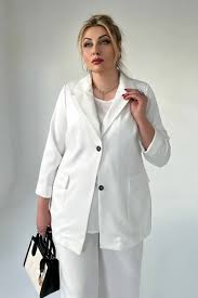 Без балахонов и комплексов: стилисты объяснили, как действительно стоит одеваться полным женщинам - фото 2 Без балахонов и комплексов: стилисты объяснили, как действительно стоит одеваться полным женщинам - фото 2