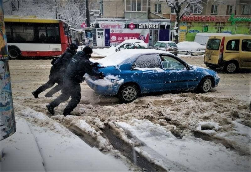 Цілодобові снігопади в Одесі: як місто справляється з негодою (ФОТО, ВІДЕО) - фото 27