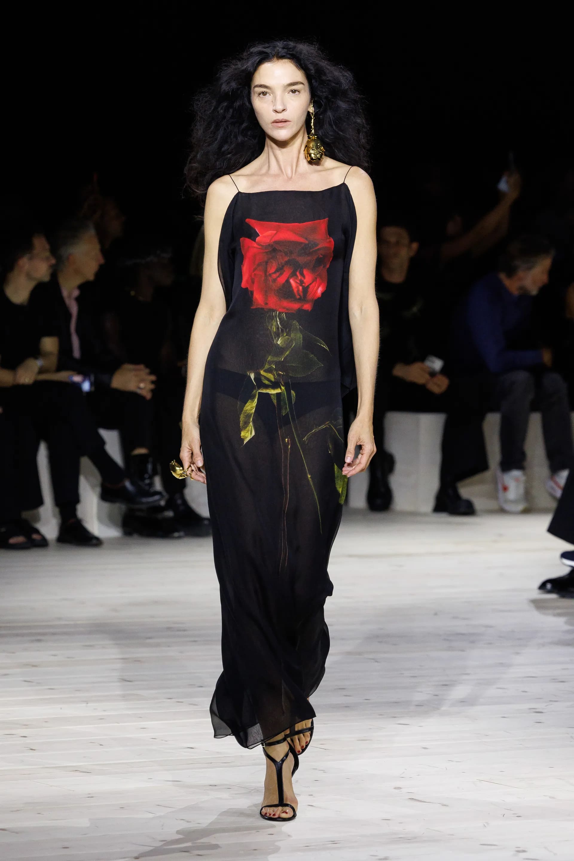  Троянди на сукнях, сиві Хелен Міррен та Енді МакДауелл на подіумі та прощальна колекція Сари Бартон для Alexander McQueen: подробиці Paris Fashion Week - фото 20