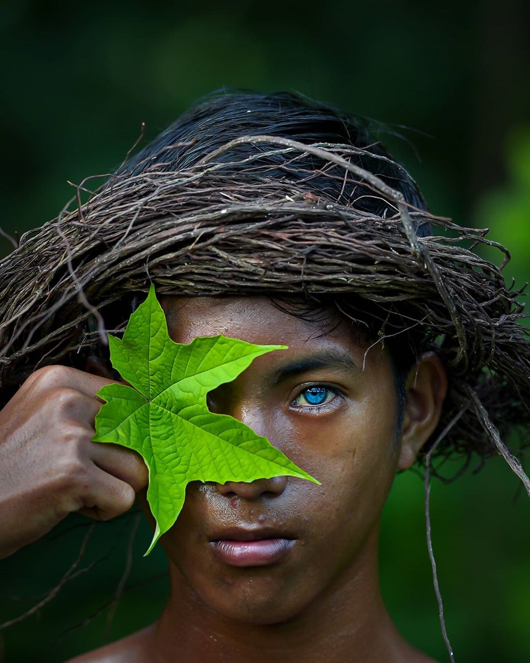 Это стоит увидеть: в Индонезии живет племя с аномально синими глазами - фото 2