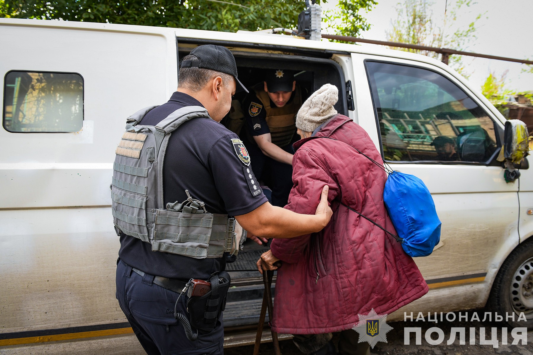 Бабуся залишилася сама в недобитому багатоквартирному будинку на Запоріжжі - фото 8