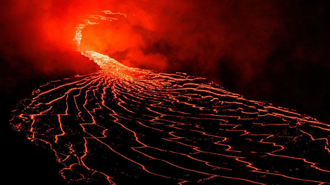 Начал извержение самый большой в мире действующий вулкан (ФОТО) - фото 5