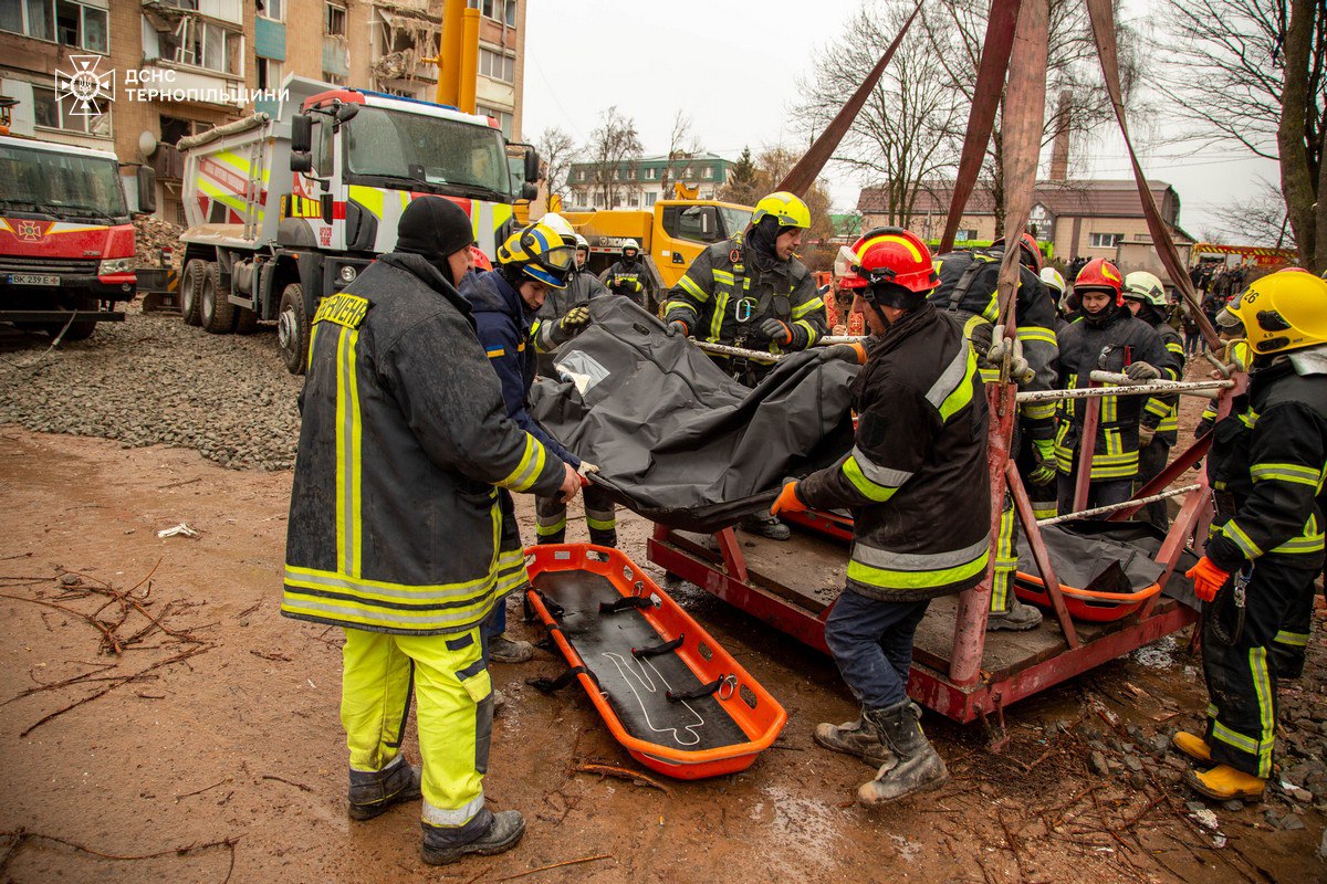 В Тернополе мужчина дождался жену и детей: спасатели достали их тела (ОБНОВЛЕНО) - фото 2