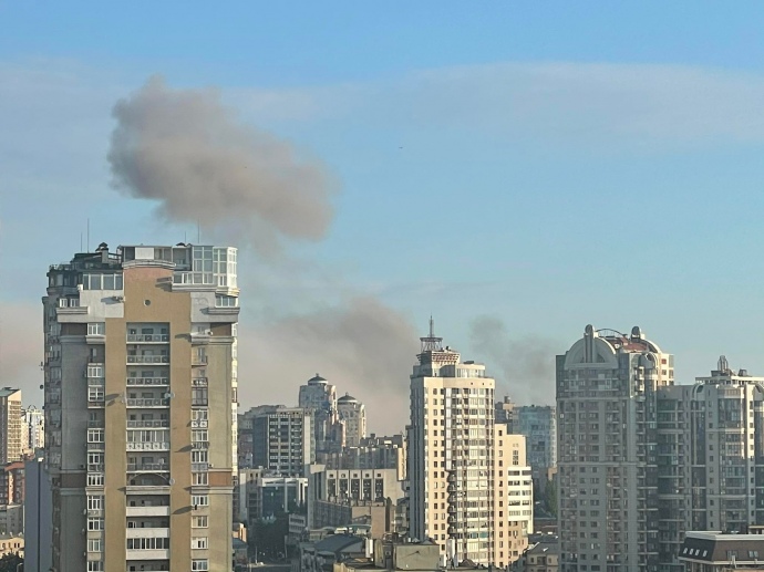 У Києві вранці вибухи – над столицею чорний дим: що відомо - фото 2