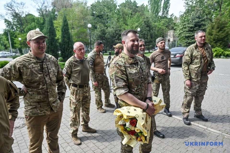 Жену погибшего бойца полка «Азов» встретили из роддома его собратья (ФОТО) - фото 3