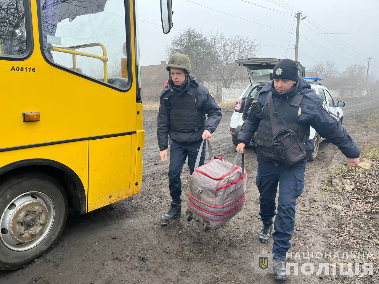 С Днепропетровщины вывозят взрослых и детей - фото 2