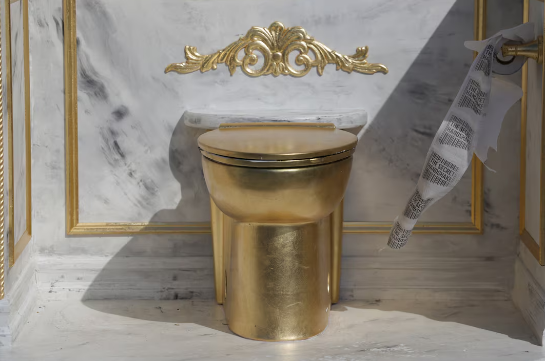 Золотой унитаз установили в честь Трампа на Национальной аллее в Вашингтоне (ФОТО) - фото 2 Золотой унитаз установили в честь Трампа на Национальной аллее в Вашингтоне (ФОТО) - фото 2