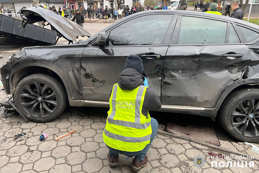 Страшна ДТП у Хмельницькому: п’яний водій в’їхав в зупинку з людьми (ВІДЕО) - фото 2