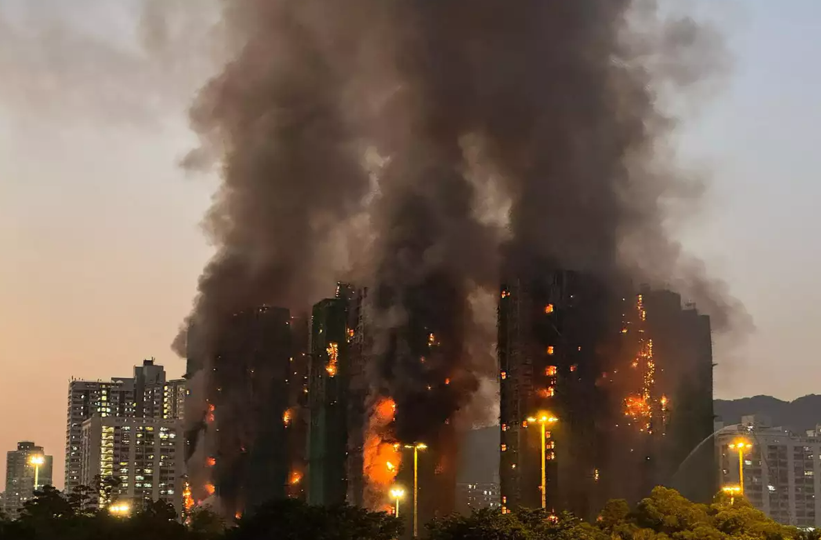 В Китае масштабный пожар охватил жилищный комплекс: десятки жертв застряли в домах (ФОТО, ВИДЕО) - фото 2