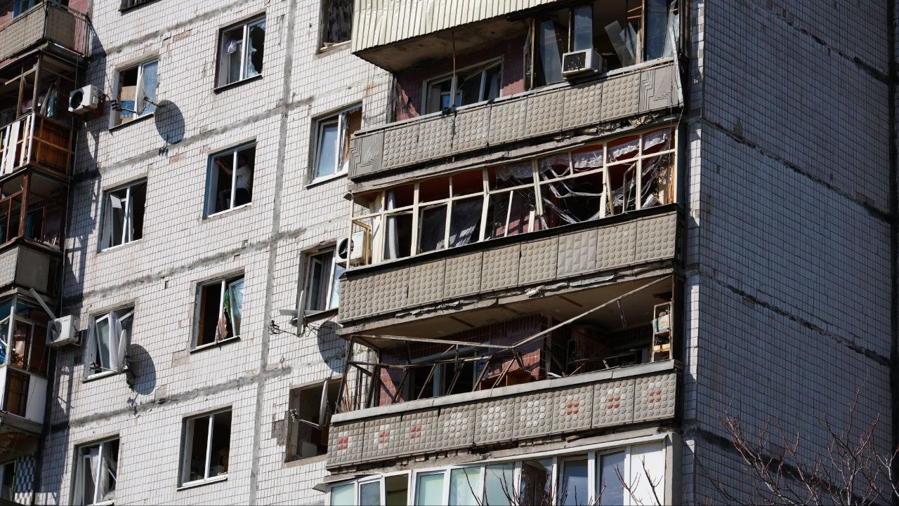 Росія скинула авіабомбу на Краматорськ: жахливі наслідки атаки - фото 2 Росія скинула авіабомбу на Краматорськ: жахливі наслідки атаки - фото 2