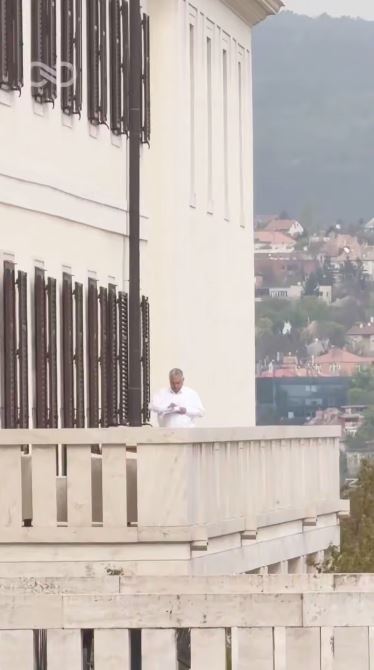 Петер Мадяр высмеял Виктора Орбана, увидев его на балконе во время визита к президенту - фото 2 Петер Мадяр высмеял Виктора Орбана, увидев его на балконе во время визита к президенту - фото 2