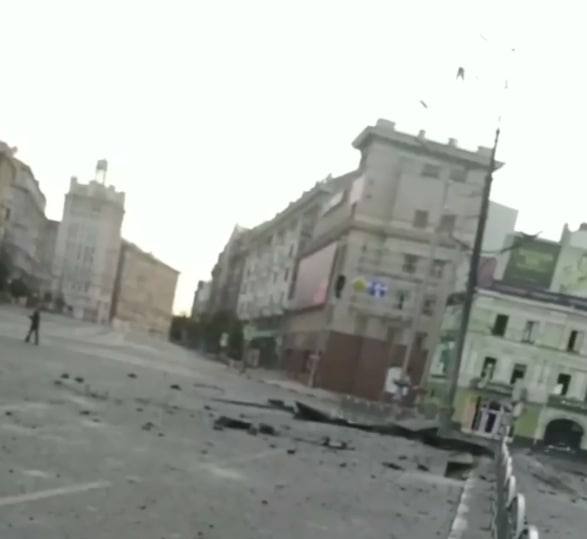 Последствия ночного обстрела центра Харькова (ФОТО) - фото 2