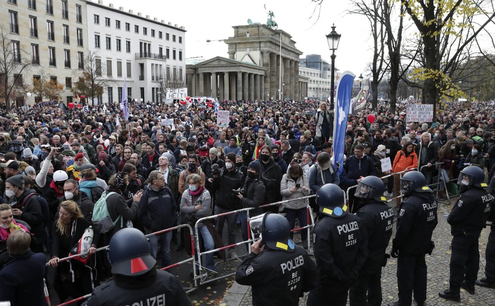 В Берлине протестуют против карантина: фото, видео (обновлено) - фото 5