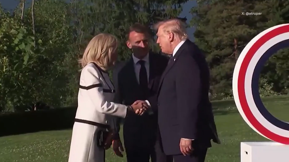 Незвичайне рукостискання та поцілунок: що Трамп прошепотів на вухо Бріжит Макрон (ФОТО) - фото 2 Незвичайне рукостискання та поцілунок: що Трамп прошепотів на вухо Бріжит Макрон (ФОТО) - фото 2