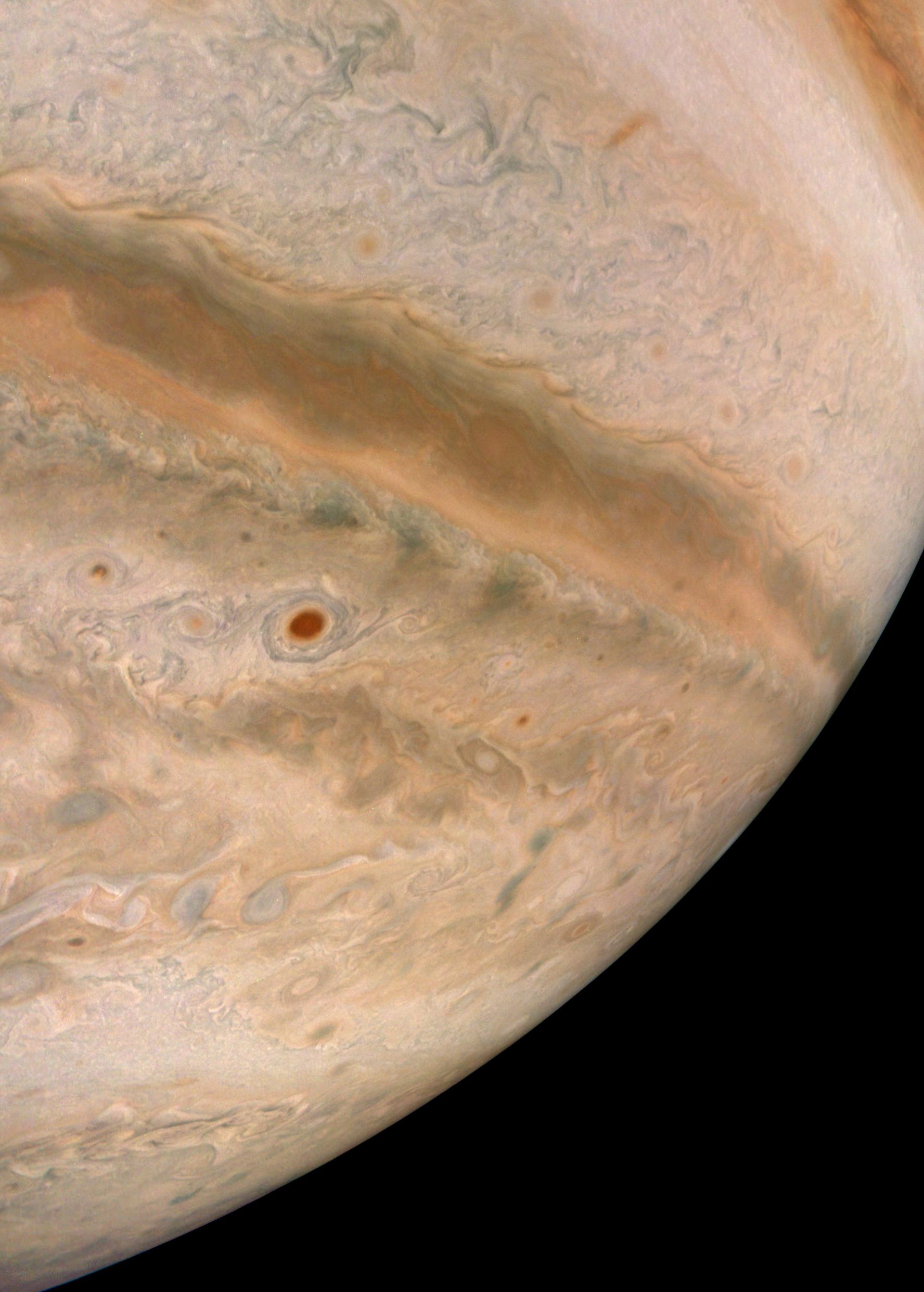 Космический аппарат NASA сделал завораживающий снимок Юпитера (ФОТО)  - фото 2