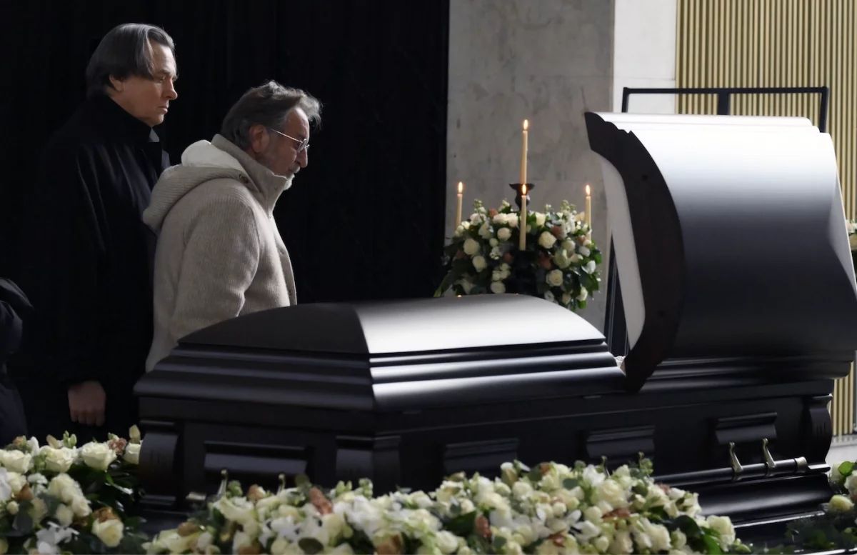 Известный актер из РФ кладет неизвестные вещи в гробы своих коллег: что он возложил на похороны Юрия Николаева (ФОТО) - фото 2