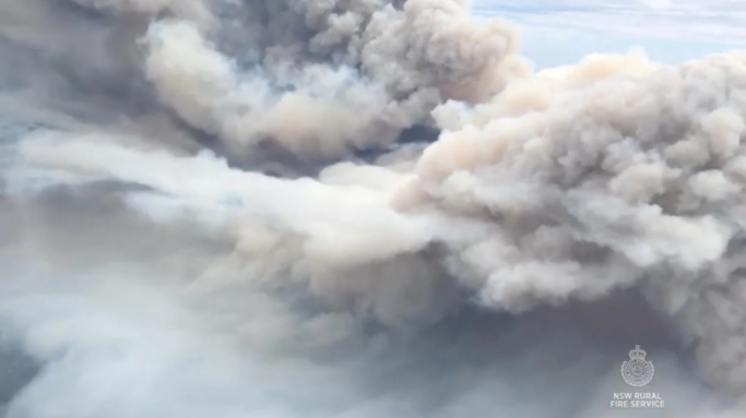 В Австралії розгорілася потужна лісова пожежа: людей евакуюють (ФОТО) - фото 2