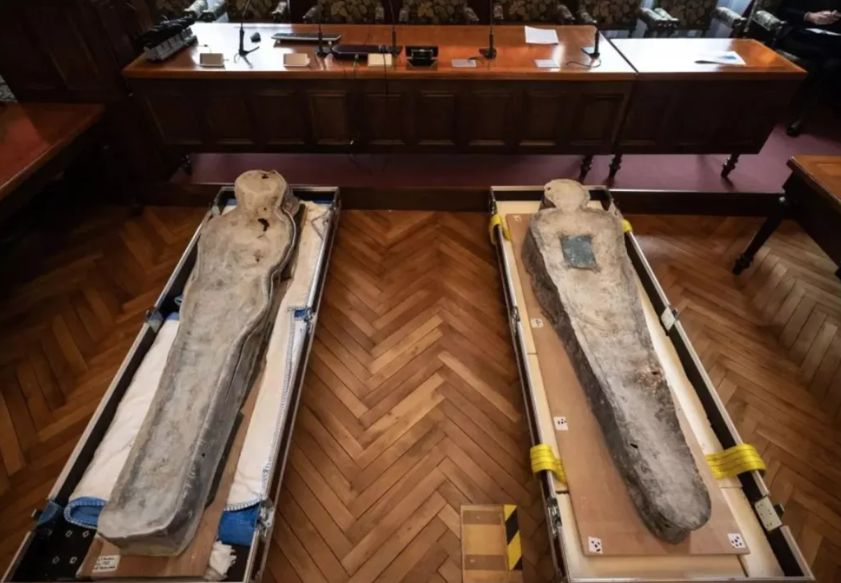 Под Нотр-Дамом обнаружили таинственные свинцовые саркофага с телами (ФОТО) - фото 2