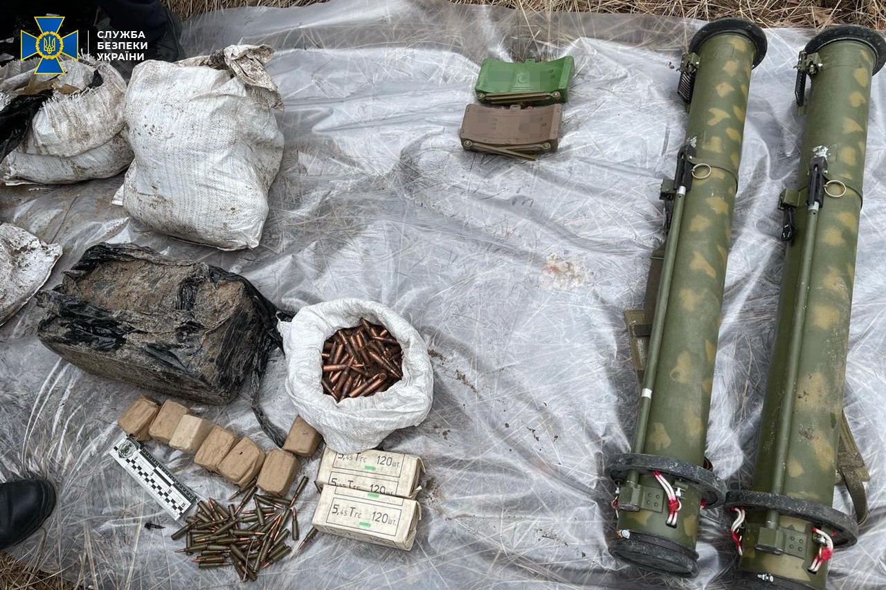 В Украине работал боевик «ЛНР»: где найдено его склад оружия (ФОТО, ВИДЕО) - фото 8